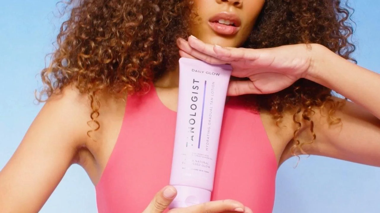 Daily Glow - Hydrating Gradual Tanning Lotion 2 Daily Glow - Hydrating Gradual Tanning Lotion - Image 2