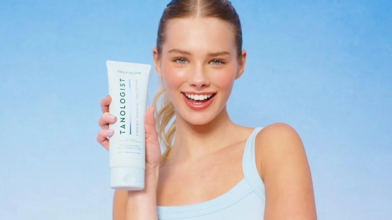 Daily Glow - Firming Gradual Tanning Lotion 2 Daily Glow - Firming Gradual Tanning Lotion - Image 2